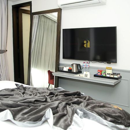 Ambiance Boutique Art Hotel Лахор Стая снимка A television in a hotel room