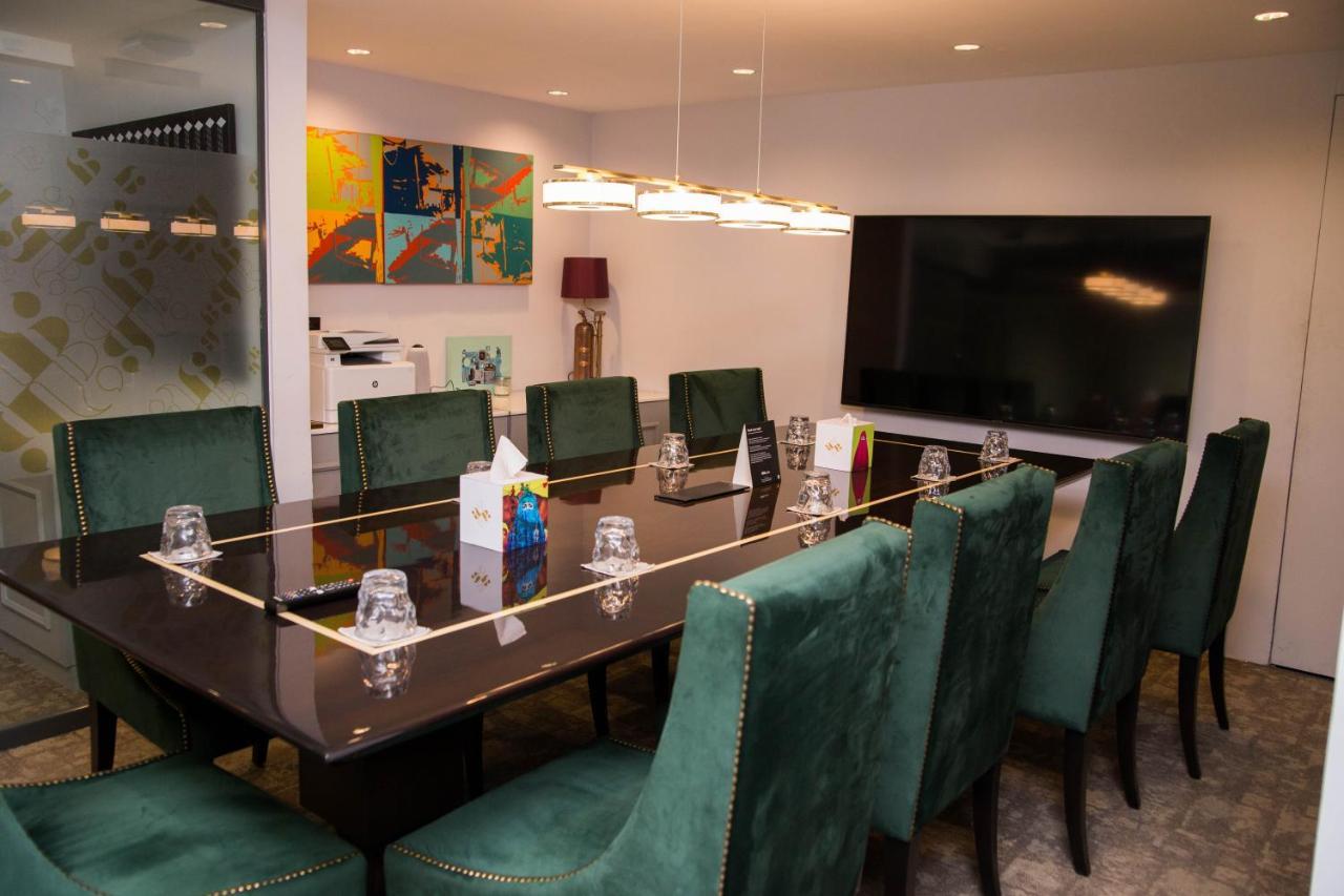 Ambiance Boutique Art Hotel Лахор Екстериор снимка The boardroom at the 2018 edition of the World Economic Forum on the Middle East, Africa and Eurasia