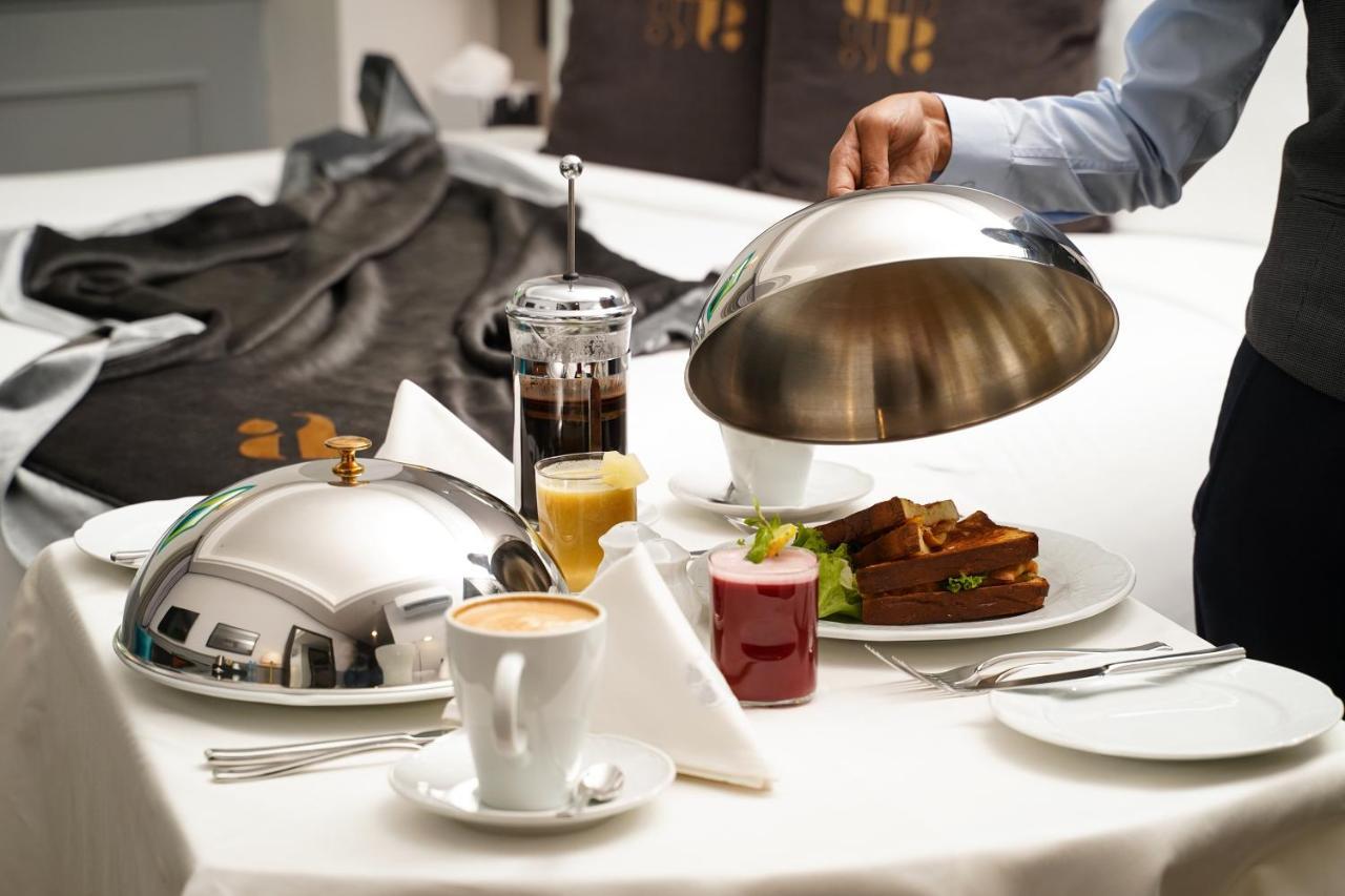 Ambiance Boutique Art Hotel Лахор Екстериор снимка A waiter serving breakfast