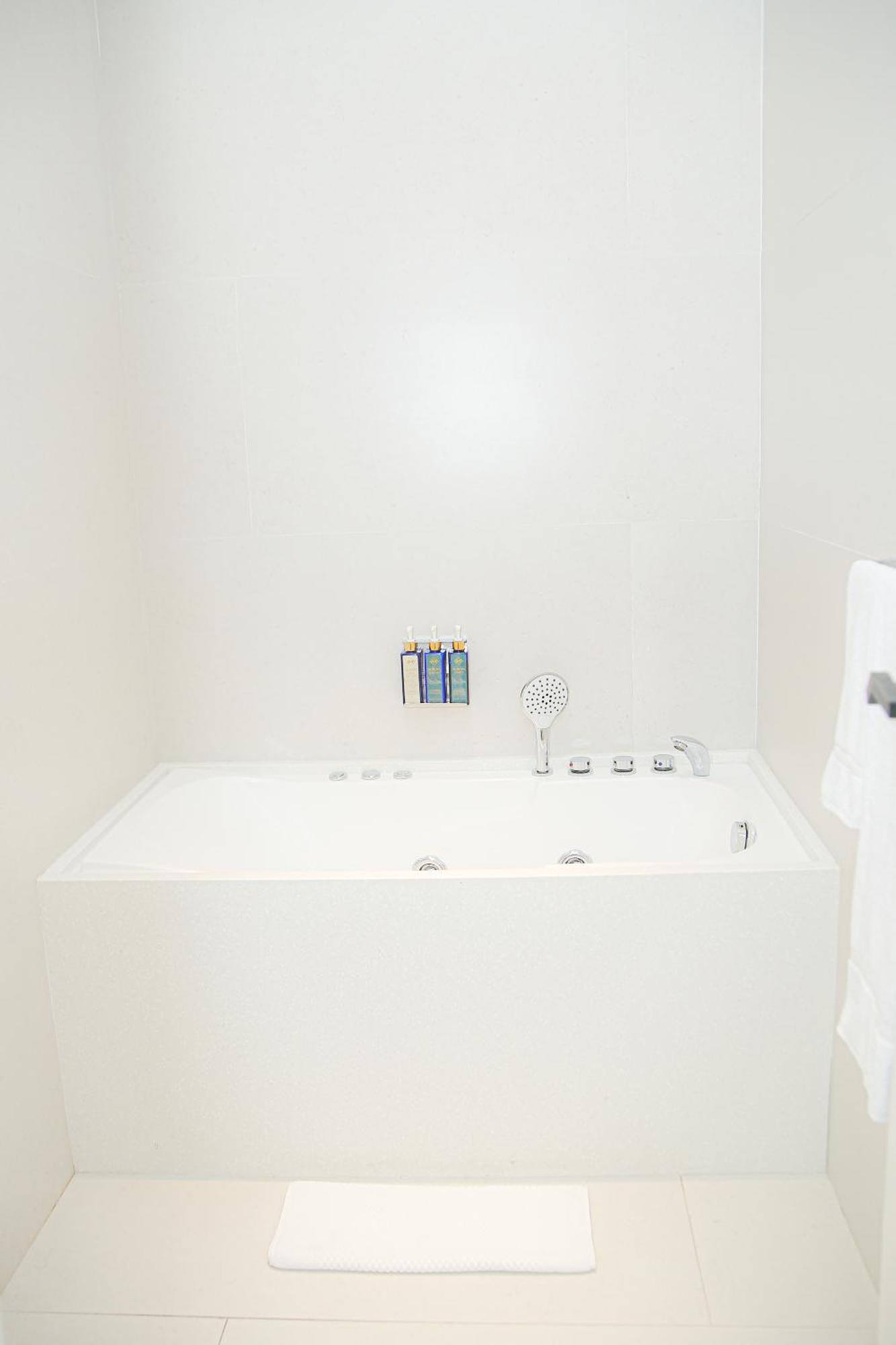 Ambiance Boutique Art Hotel Лахор Стая снимка A shower tray