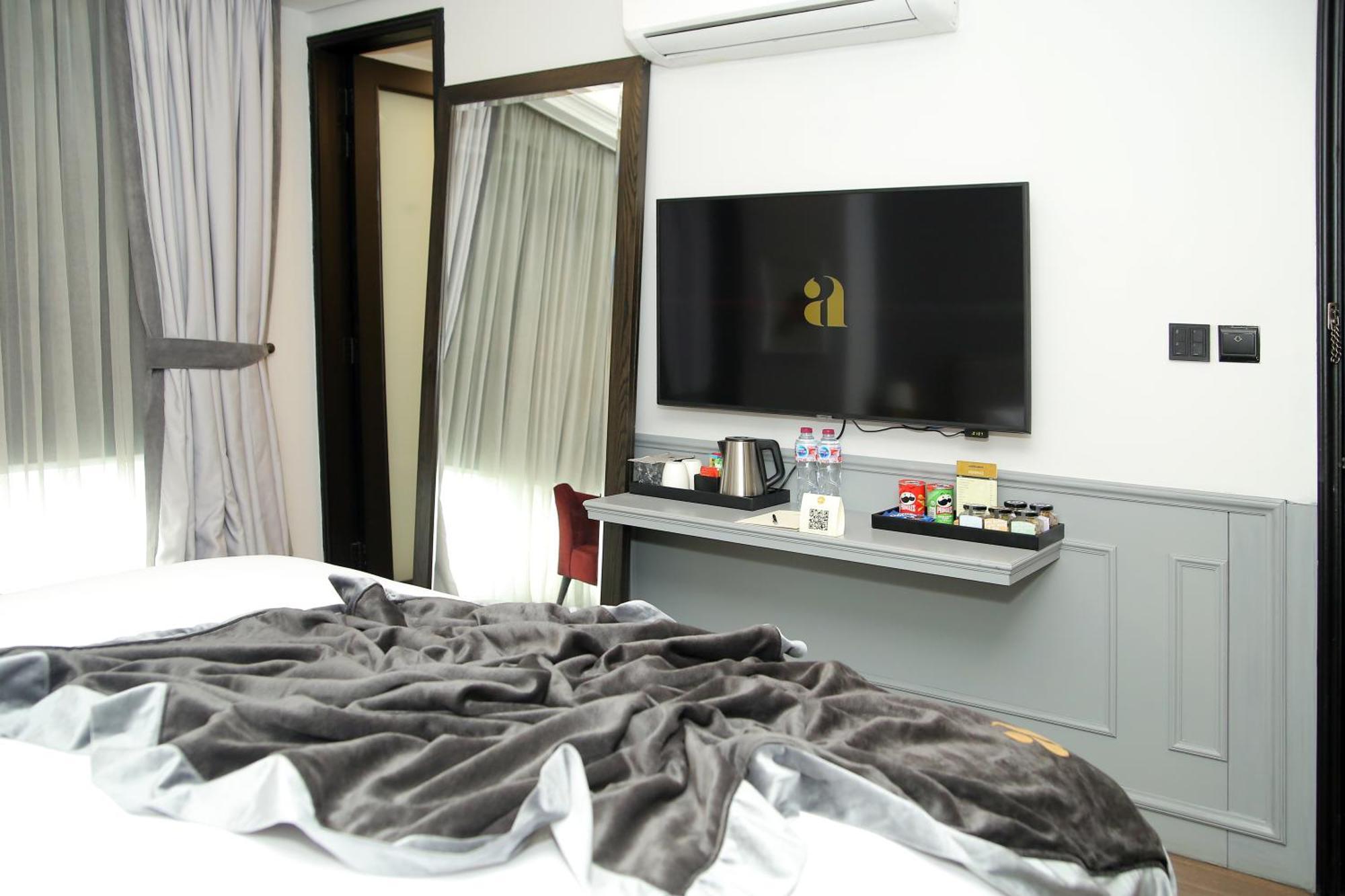 Ambiance Boutique Art Hotel Лахор Стая снимка A television in a hotel room
