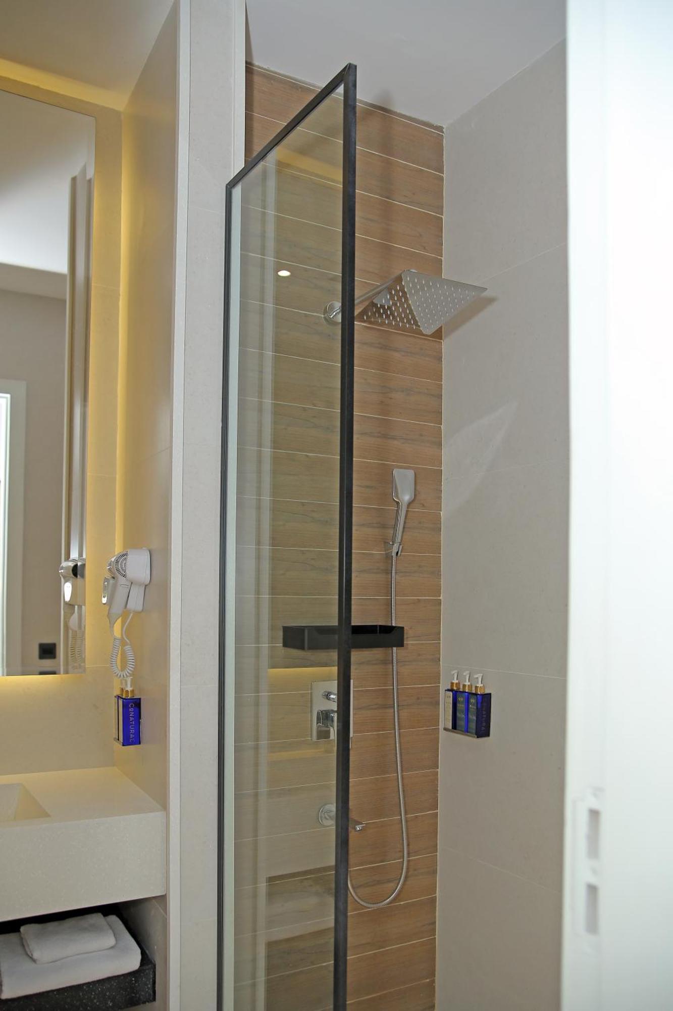 Ambiance Boutique Art Hotel Лахор Екстериор снимка A shower with a fixed shower head and a handheld shower head