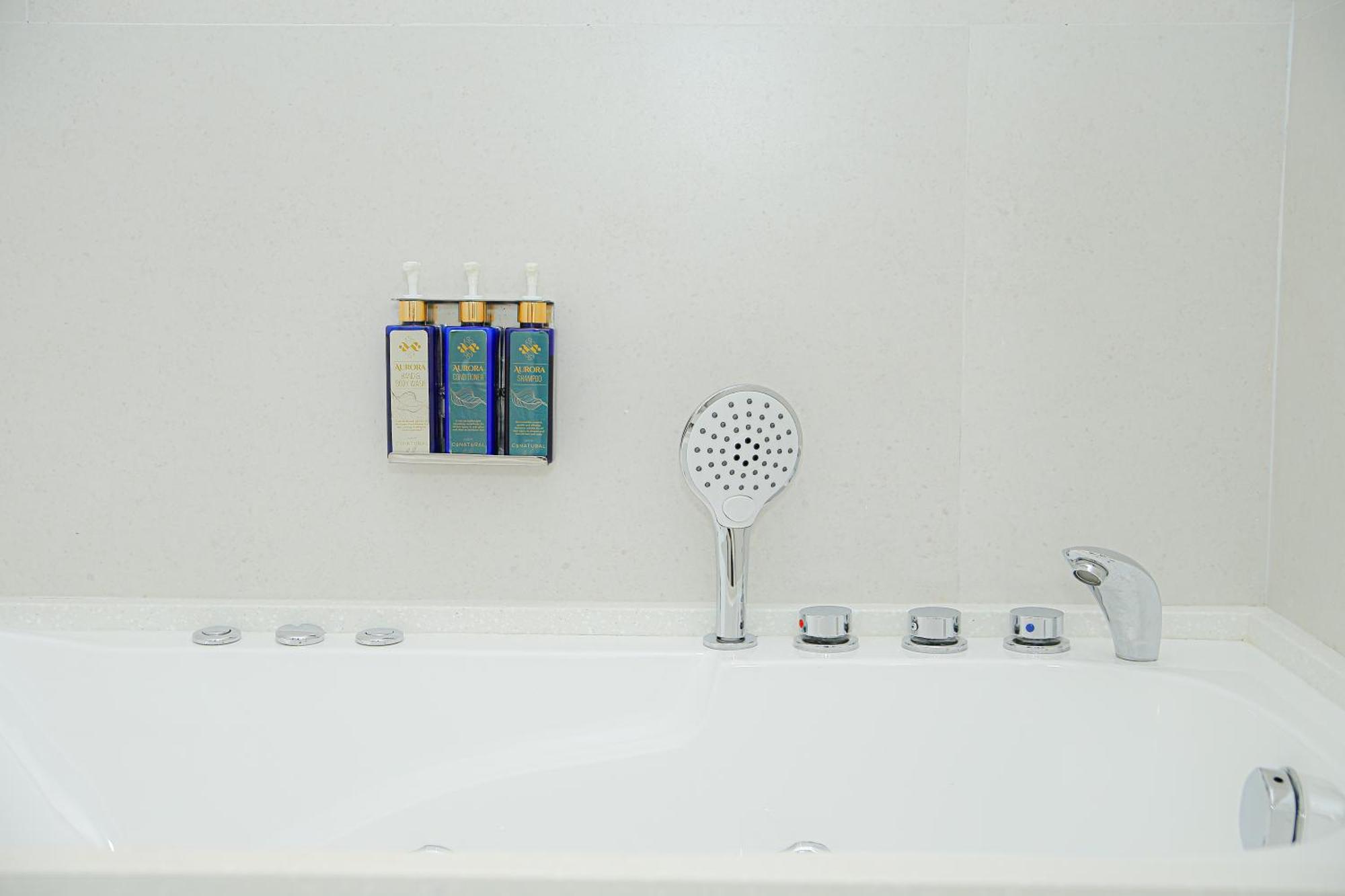 Ambiance Boutique Art Hotel Лахор Стая снимка A shower bath