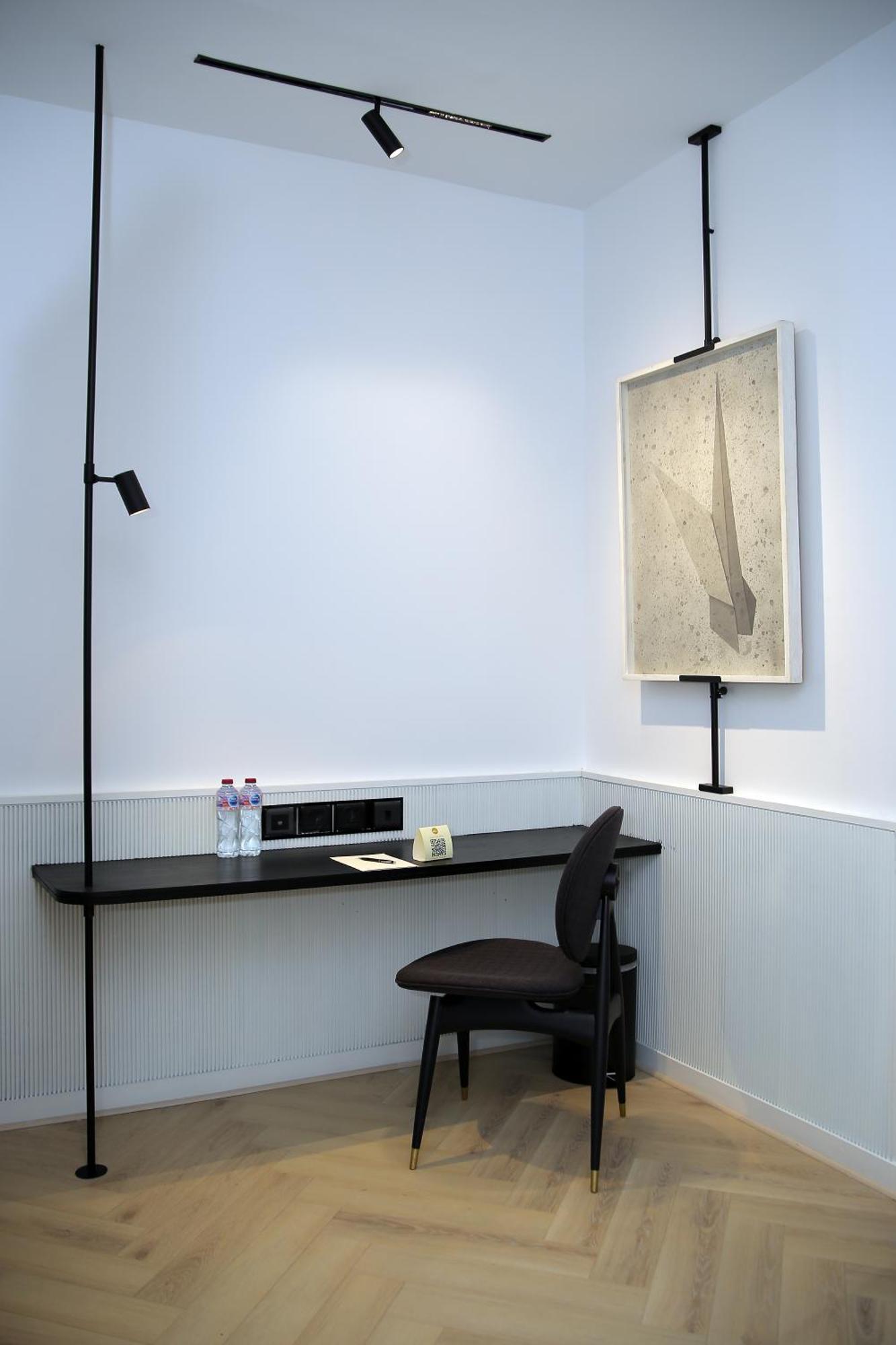 Ambiance Boutique Art Hotel Лахор Стая снимка Floor and table lamps