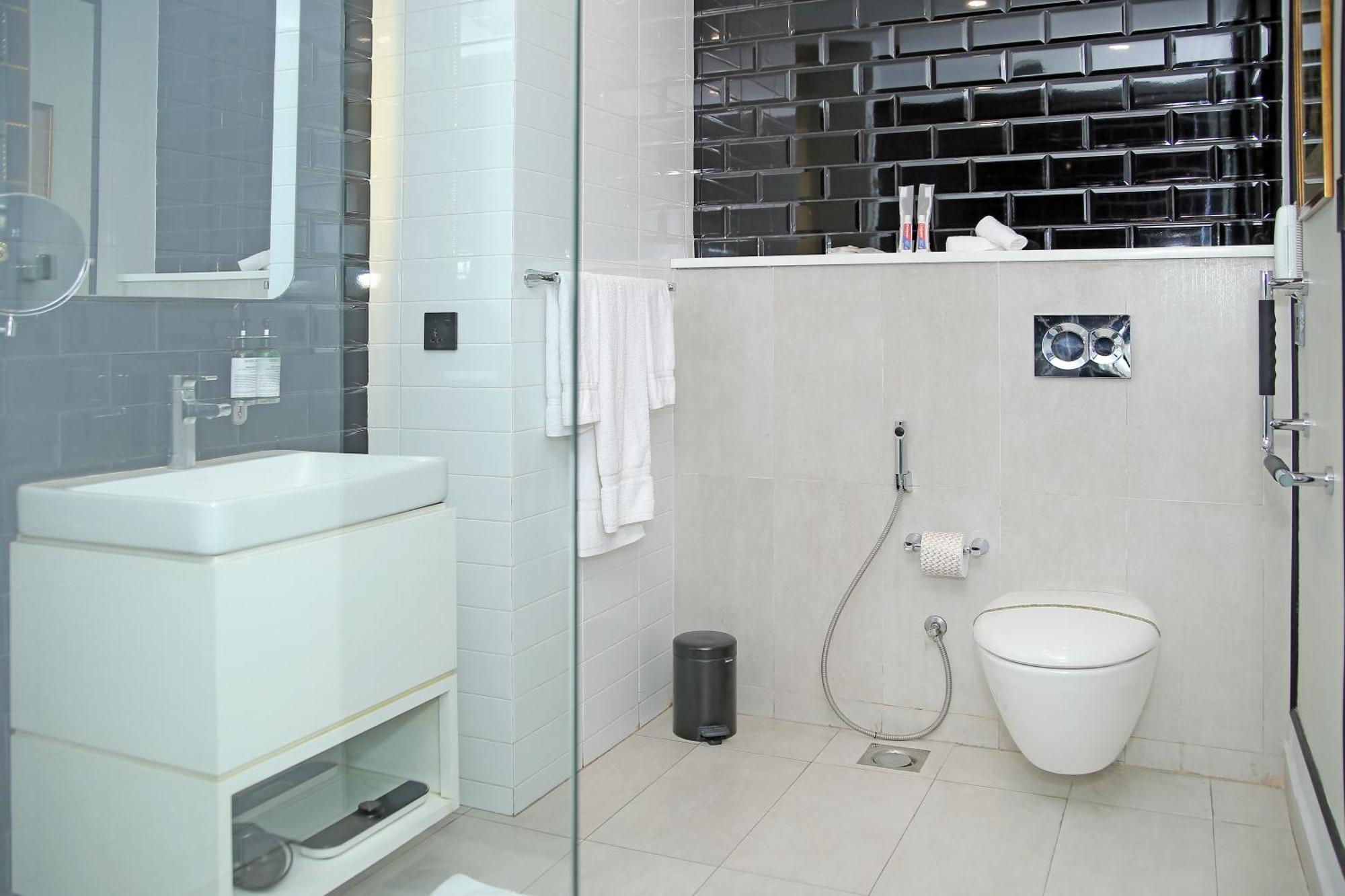 Ambiance Boutique Art Hotel Лахор Стая снимка Bathroom with a bidet and a shower